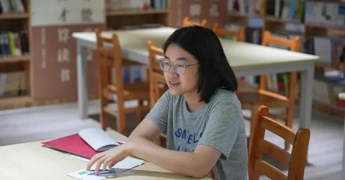 Mẹ đơn thân làm nghề nặng nhọc nuôi con ăn học, con gái được tuyển thẳng trường ĐH top đầu nói một câu khiến nhiều người xúc động