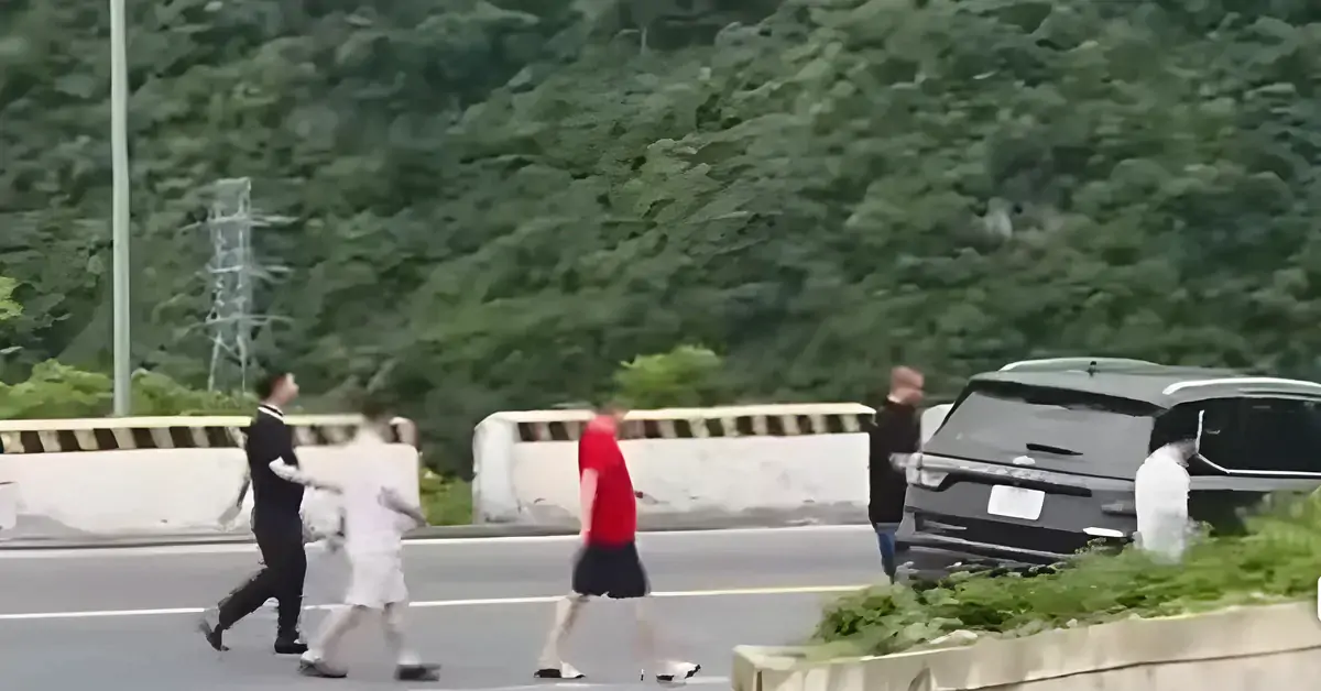 Xác minh clip nhóm người dừng ô tô ngay khúc cua trên đèo Hải Vân để ngắm cảnh