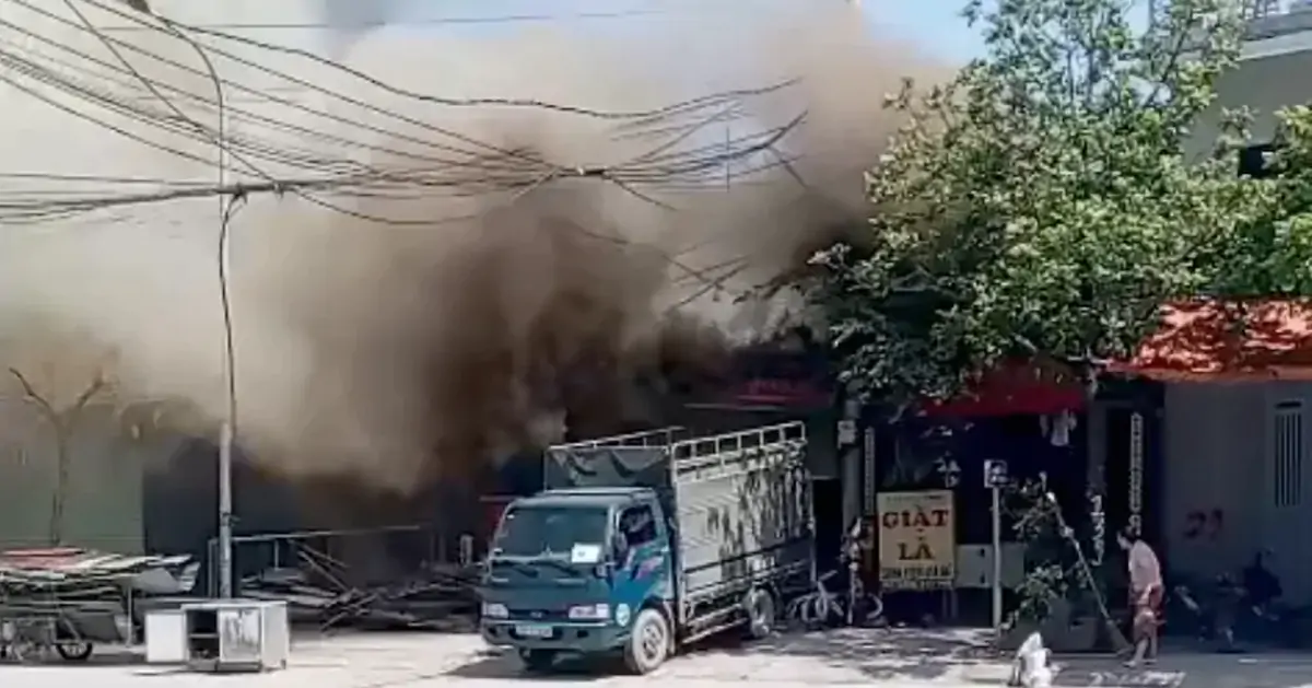 Hà Nội: Lại cháy cửa hàng phế liệu ở đường 25m