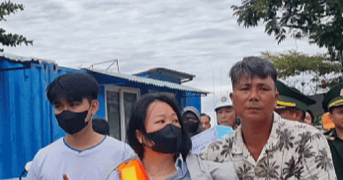 Giây phút trở về đất liền của cô gái trôi dạt 8 giờ trên biển