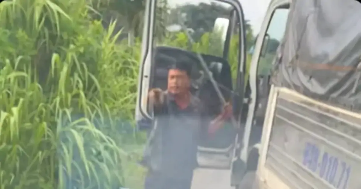 Làm rõ clip tài xế dùng hung khí đánh người do vượt xe không được