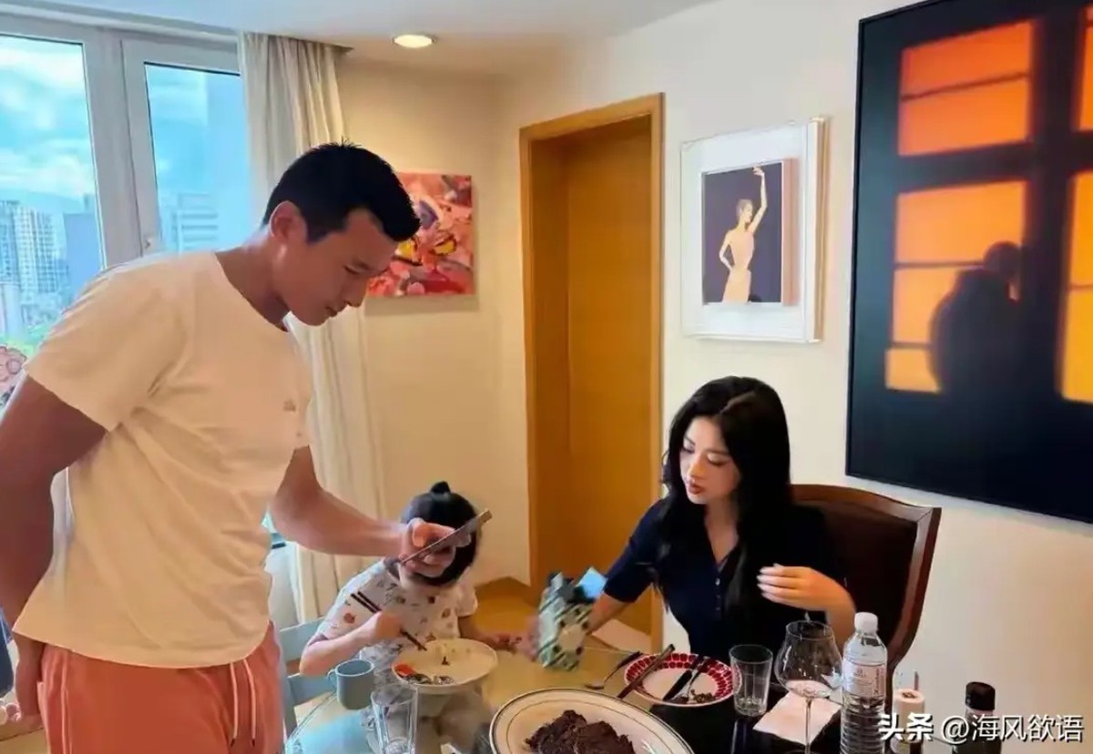 Chi tiết "lạ" trong bức ảnh ăn cơm của Chu Châu khiến dân mạng xuýt xoa khen: Cả nhà hạnh phúc, khéo dạy con!