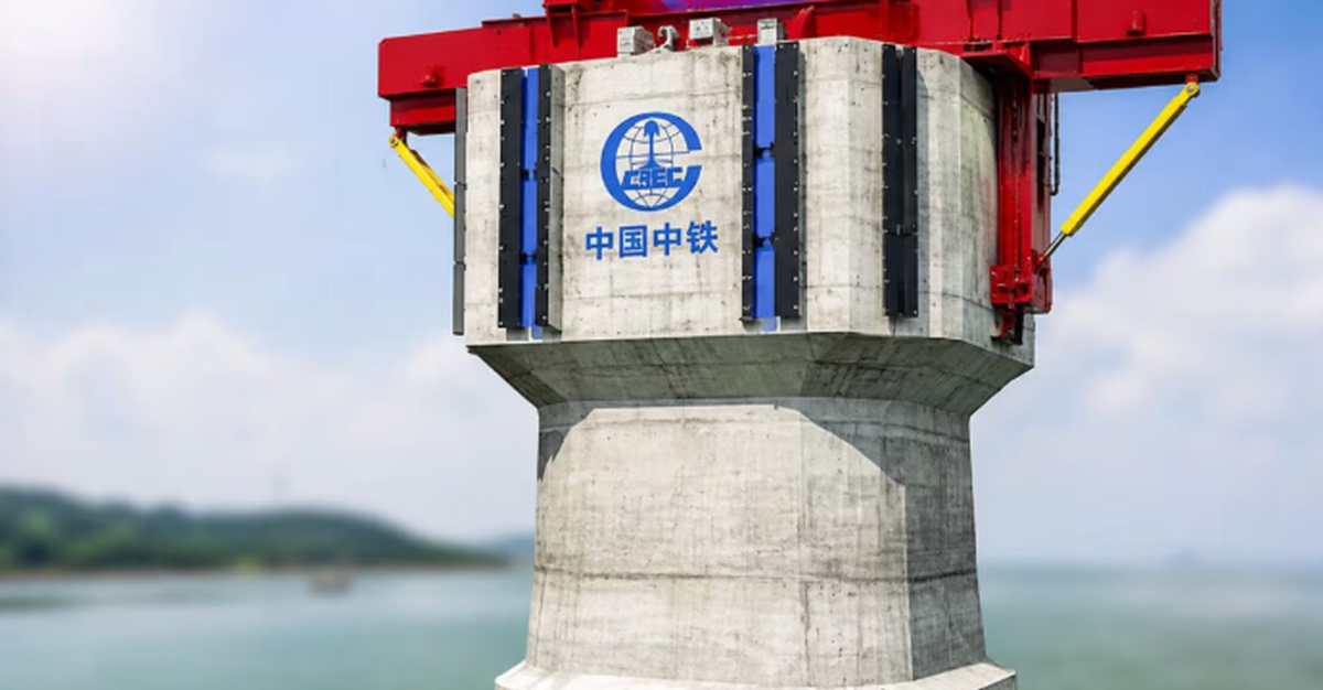 Phát hiện Trung Quốc nâng khối bê tông cốt thép nặng 1.540 tấn bằng thiết bị đặc biệt, một siêu công trình đường thủy sắp lộ diện