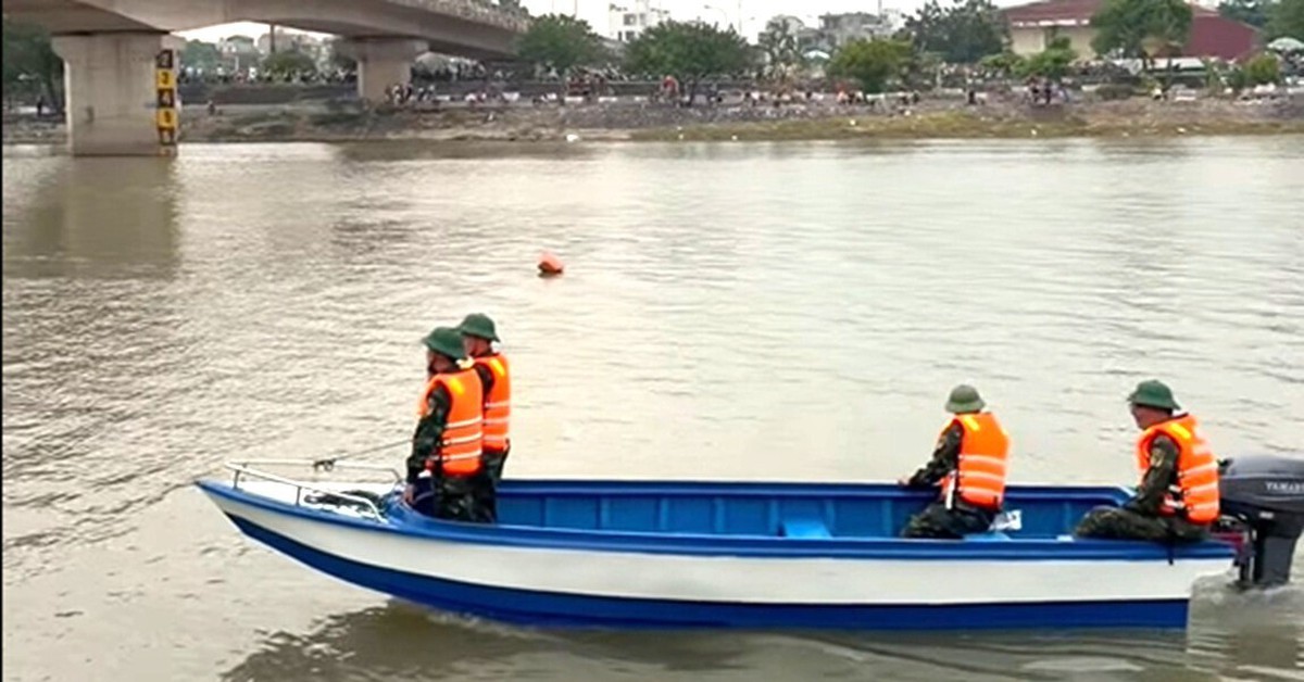 Camera ghi cảnh thiếu tá quân đội lao xuống sông cứu người rồi mất tích