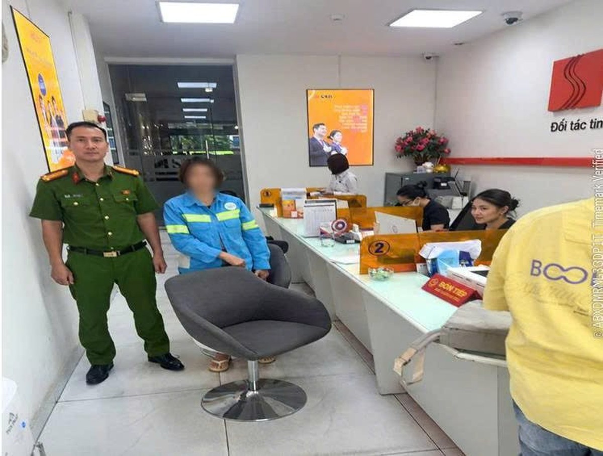 Đã chuyển khoản 60 triệu đồng cho lừa đảo, người phụ nữ ở Hà Nội vẫn muốn rút 3 sổ tiết kiệm để chuyển thêm