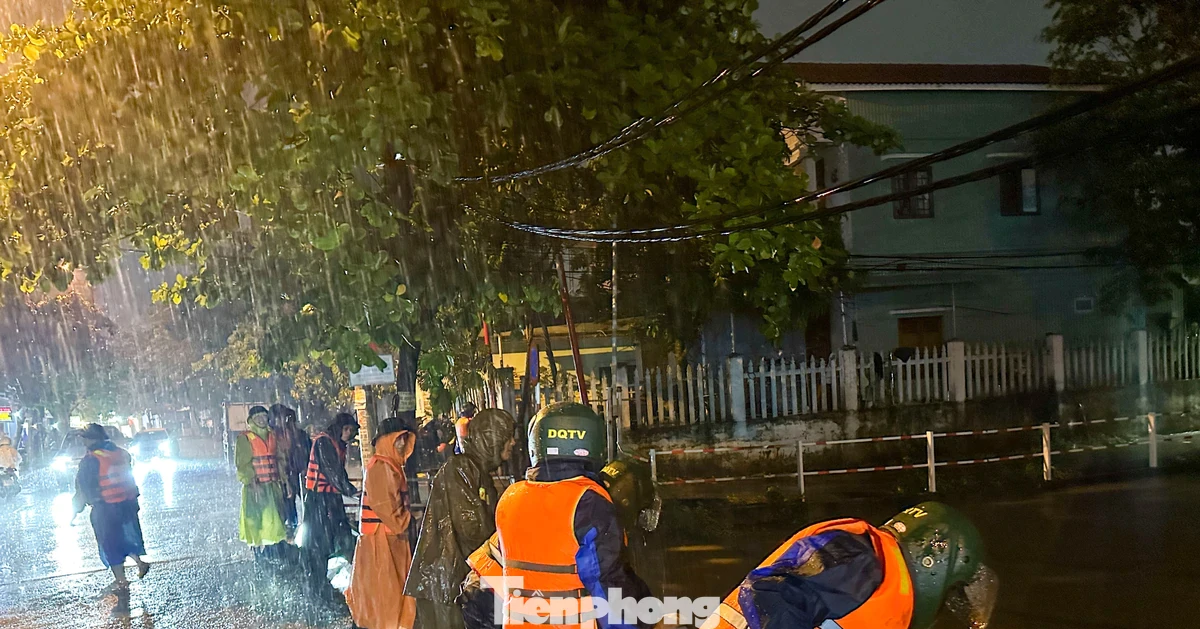 Đà Nẵng: Ngập sâu do mưa lớn, lực lượng chức năng khẩn cấp di dời dân trong đêm