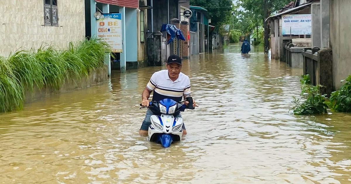 Nước dâng lút xe, dân vùng "rốn lũ" Quảng Trị hối hả chạy lụt