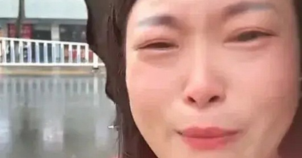 Biết lý do người mẹ này khóc lóc ầm ĩ giữa đường, cư dân mạng bối rối: Thế này thì sao dạy con tự lập được?