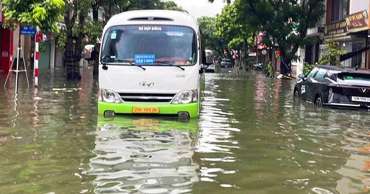 Hà Nội mưa tầm tã suốt đêm, những điểm nào đang ngập?