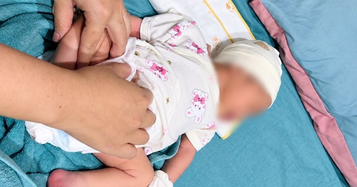 Bé gái sơ sinh bị bỏ trước cửa nhà dân kèm mảnh giấy nhắn "mẹ là sinh viên lầm lỡ"
