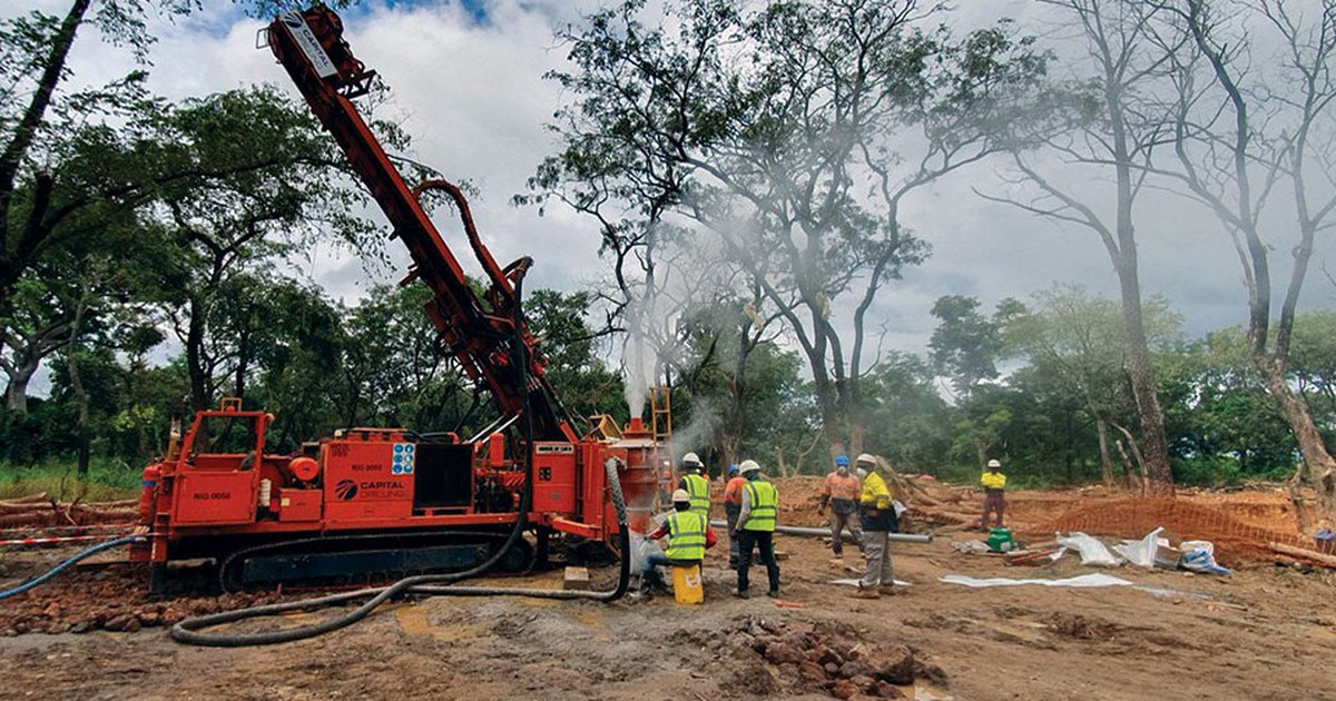 Khoan 6 mét vào lòng đất, phát hiện một dải khoáng hóa chứa vàng kéo dài 1km