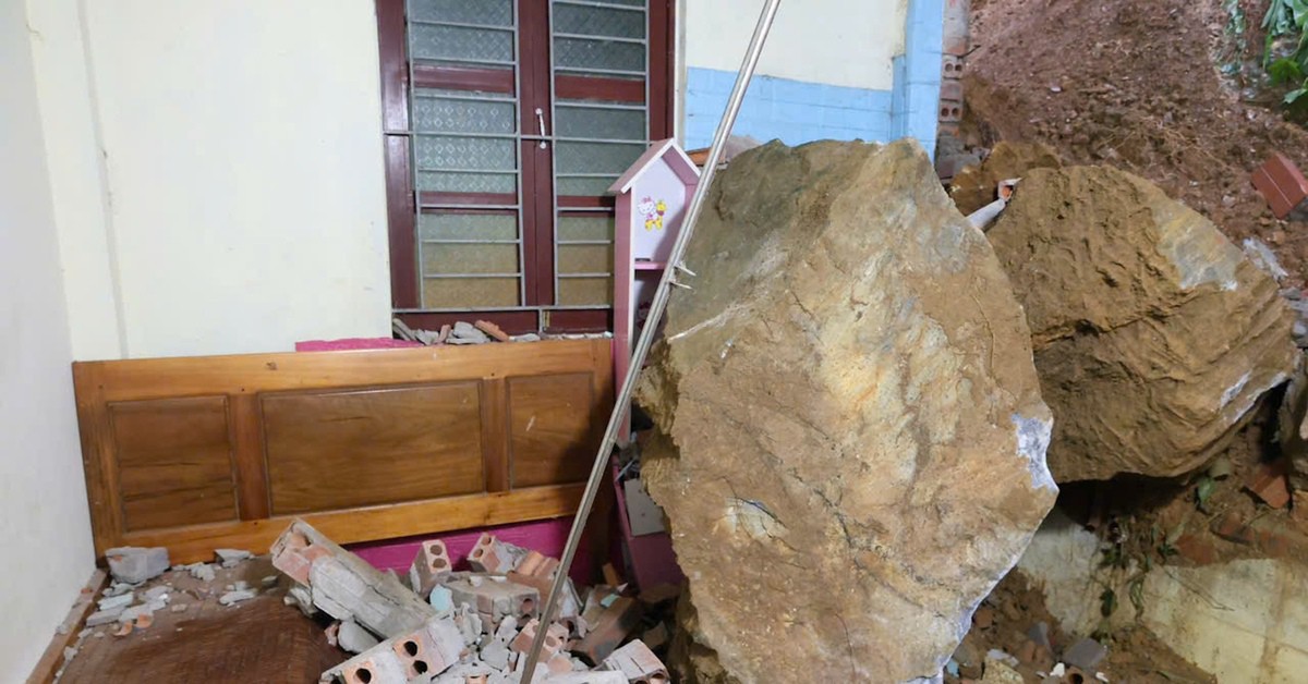 Mưa lớn gây sạt lở nhiều nơi ở Thanh Hoá, khối đá khổng lồ rơi trúng nhà dân