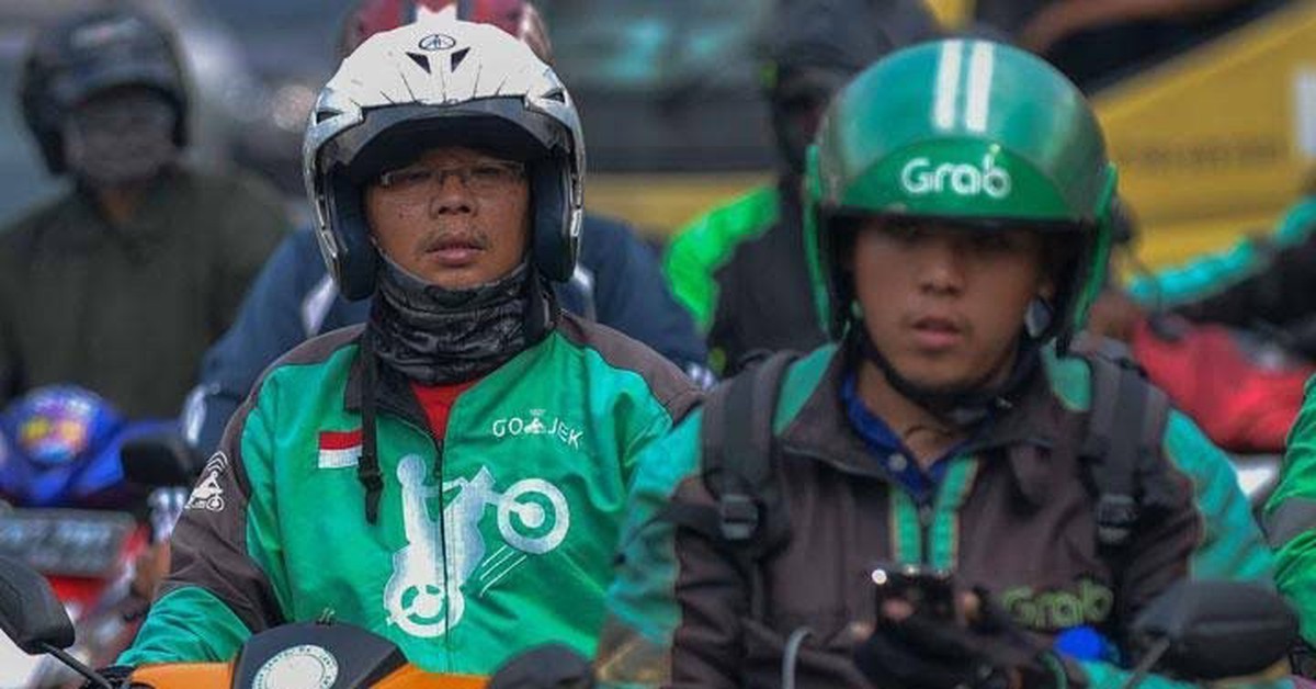 Sống trong ảo mộng tự do, tài xế Grab bị “còng tay” vào xe máy 16 tiếng/ngày: Bán phẩm giá để đổi lấy cái vote 5 sao