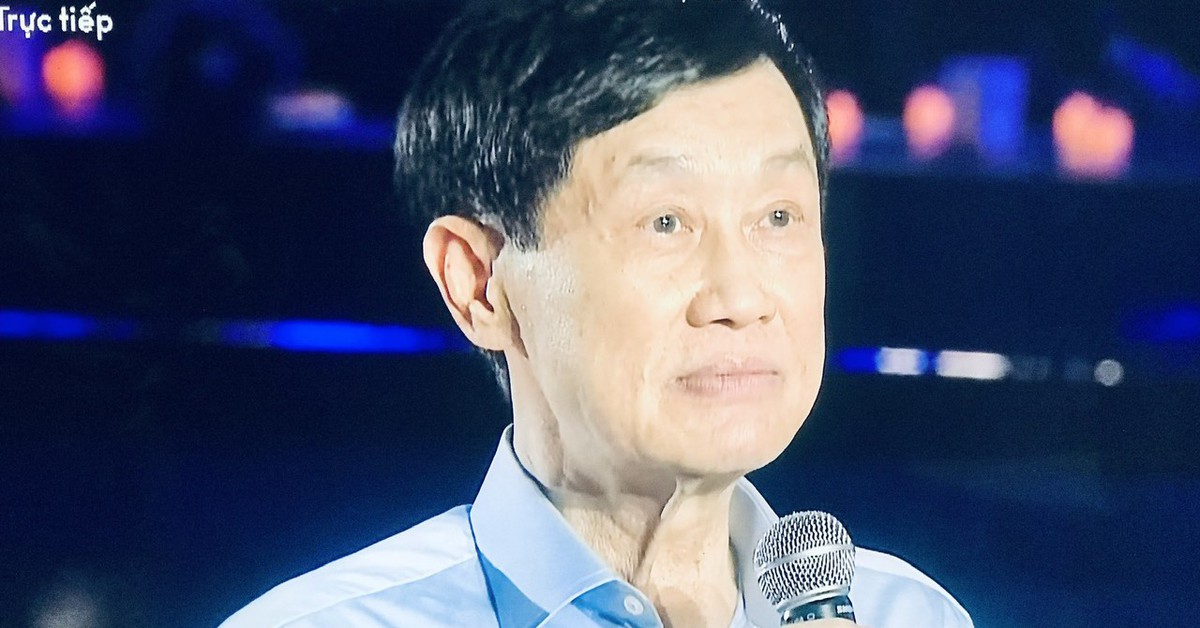 Xách túi đen, bảng không số, ông Johnathan Hạnh Nguyễn ủng hộ 10 tỷ đồng cho nhiều trẻ em Việt Nam