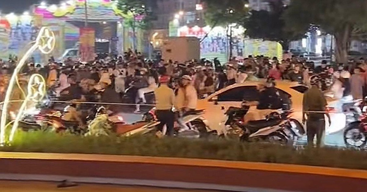 Vụ phát hiện thi thể ở vòng xoay, 2 người đi qua lấy luôn xe máy của nạn nhân