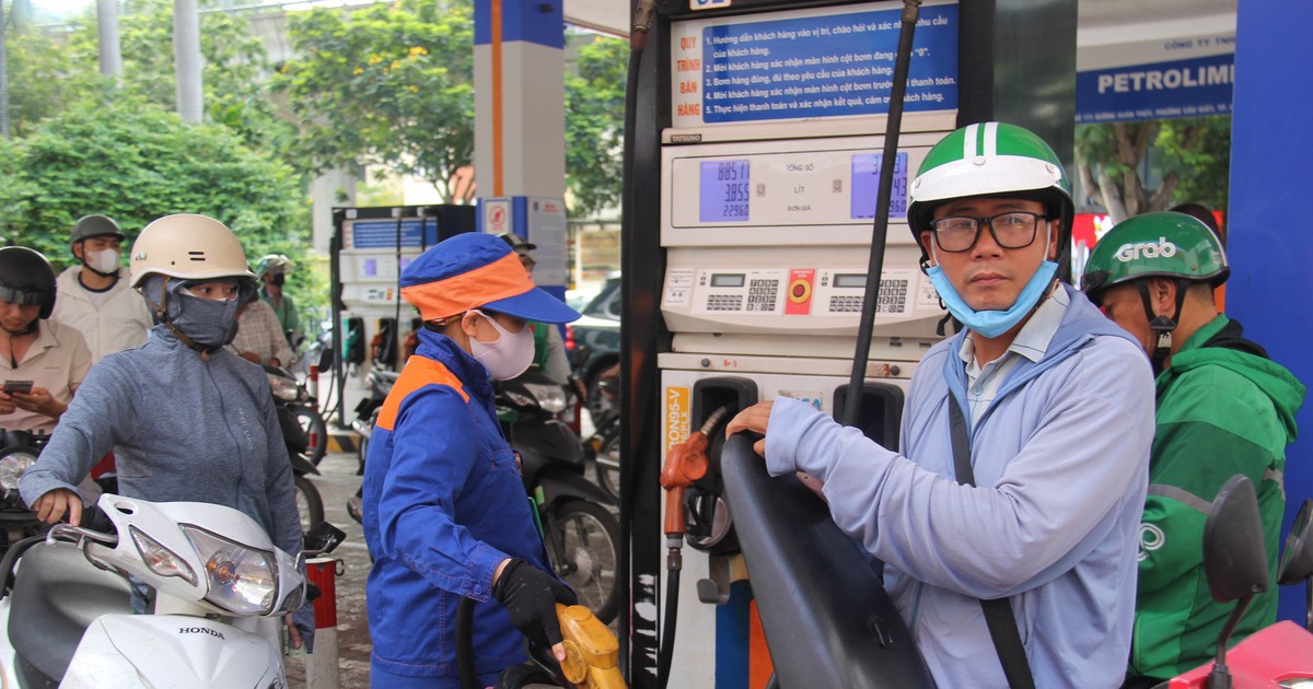 Giá xăng tăng gần 1.400 đồng/lít, dầu diesel tăng gần 1.500 đồng/lít