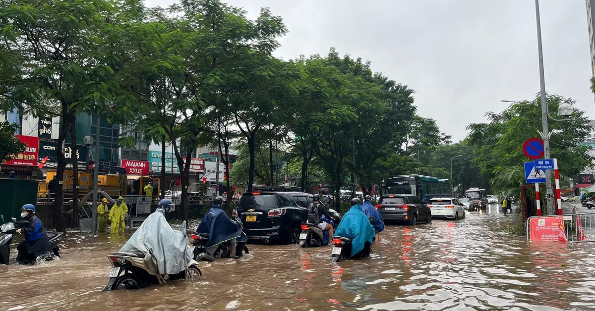 Cập nhật: Nhiều nơi đang mưa rất to, nhiều điểm ngập, một số trường cho nghỉ học