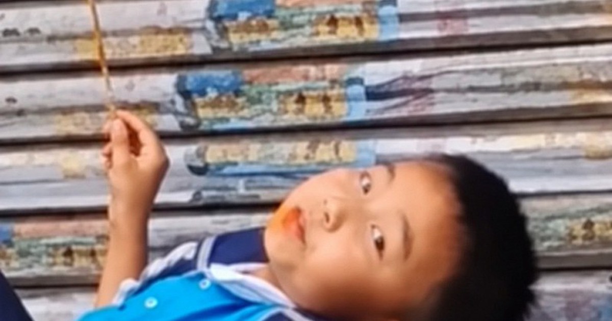 Mẹ đến đón muộn, cậu bé thản nhiên nằm trên bậc thềm ăn đồ ăn: Dân mạng bật cười vì quá chill!