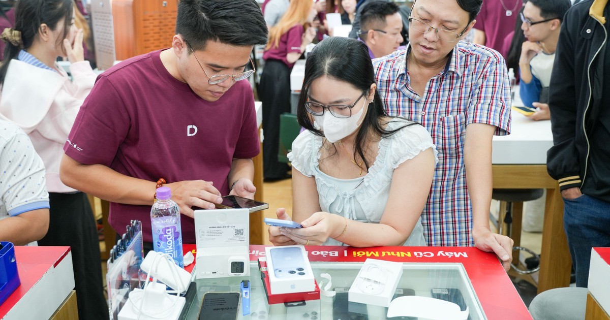 Chính thức mở bán iPhone 18 Pro series: Người Việt xếp hàng từ sáng sớm chờ nhận máy, bản "Pro Max" màu mới vẫn cháy hàng