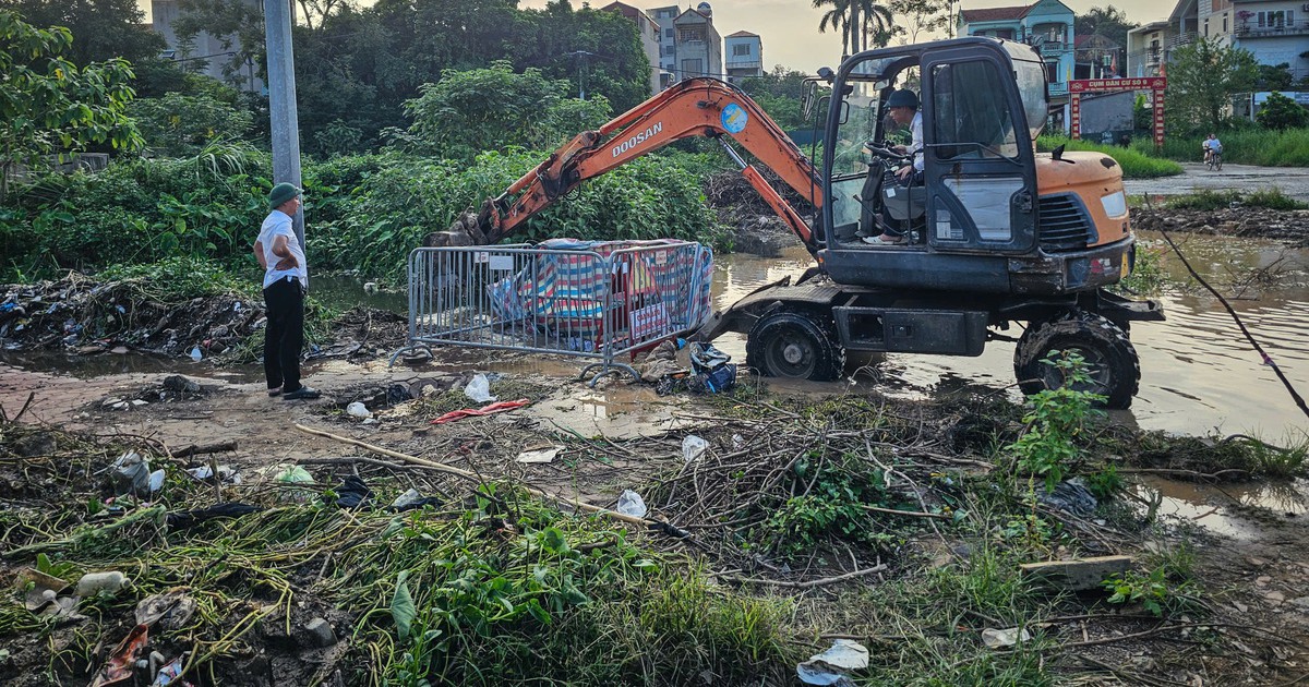 Vụ nam sinh tử vong dưới cống: Máy xúc và rào chắn được đưa tới điểm ngập