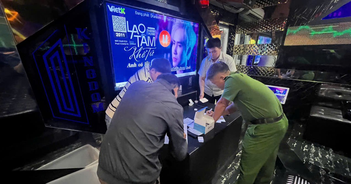 Công an bất ngờ kiểm tra quán karaoke Kingdom lúc 22 giờ