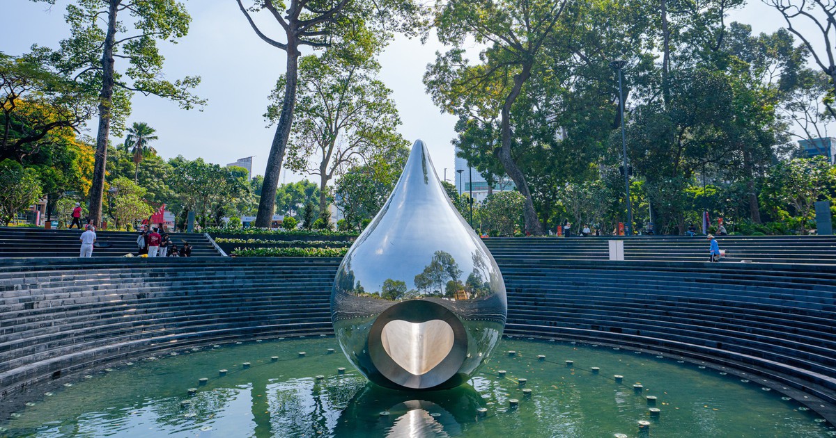 Công trình tạo hình giọt nước mắt khổng lồ, được Sun Group xây dựng thần tốc trên "khu đất vàng" 3 mặt tiền từng gắn với đại gia BĐS nức tiếng sở hữu 30.000 bất động sản