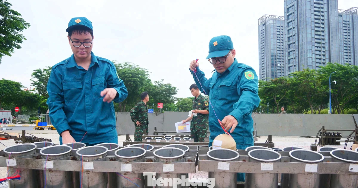Cận cảnh trận địa 1.200 quả pháo hoa tầm cao chờ khai hỏa ở TPHCM