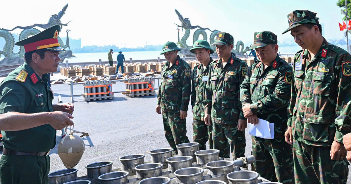 Cận cảnh trận địa pháo hoa Hồ Tây trước giờ khai hỏa chào mừng Quốc khánh 2/9