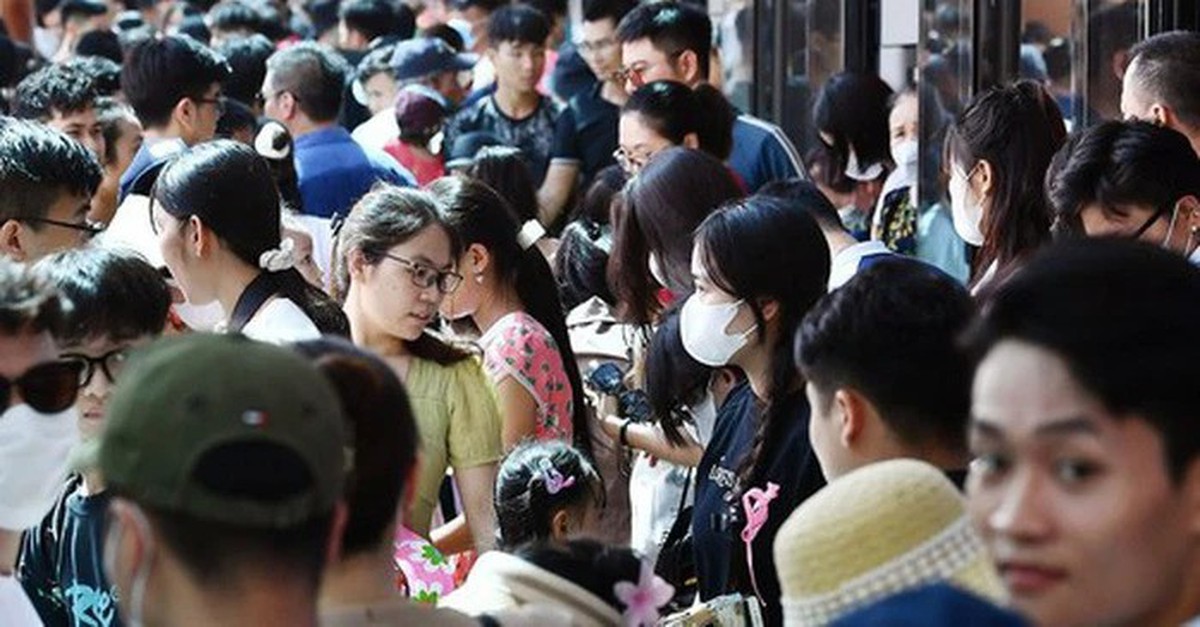 Vì sao tài chính ngân hàng, CNTT, báo chí... hot cả chục năm bỗng giảm nhiệt, cử nhân VN "chật vật" tìm việc?