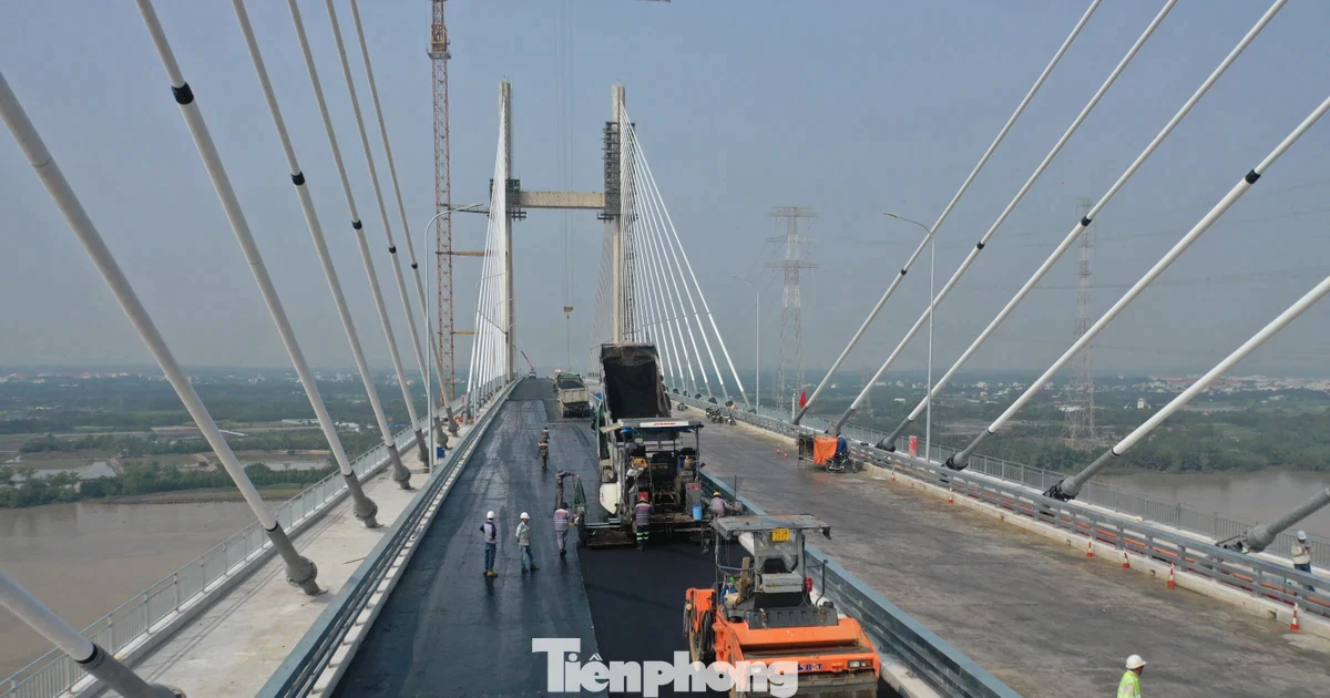Cầu dây văng thuộc top cao nhất Việt Nam băng băng về đích