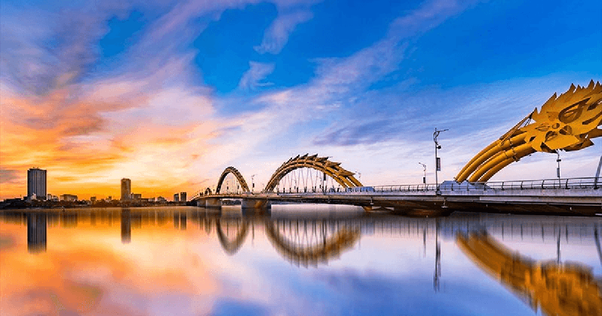 Thành phố đáng sống bậc nhất Việt Nam sở hữu cây cầu đầu tiên và duy nhất có thể phun lửa, phun nước, thiết kế độc đáo lọt top kỳ quan kiến trúc thế giới