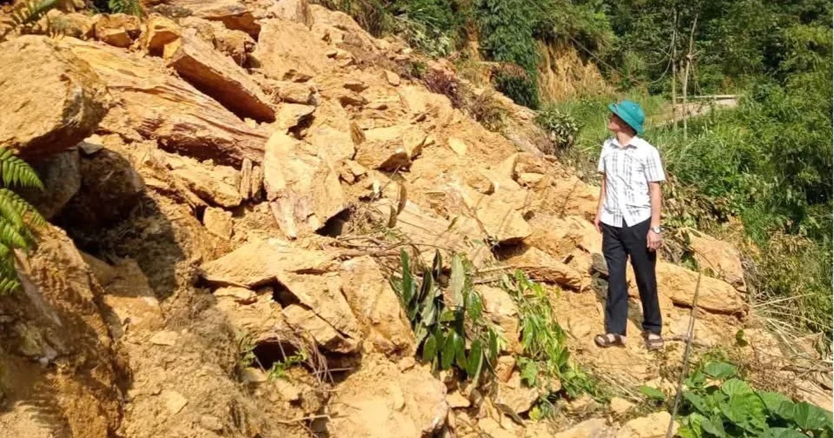 Hơn 10.000m3 đất đá vùi lấp đường vào ngôi làng