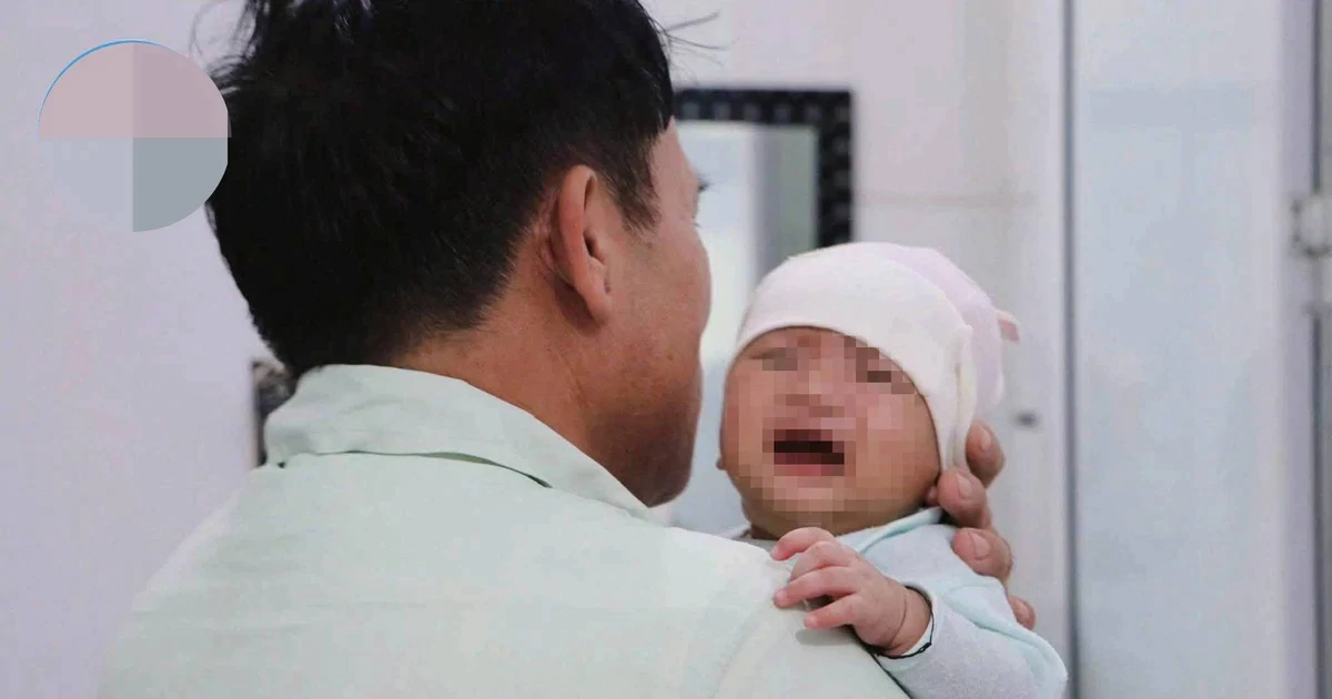 Bé trai hơn 1 tháng tuổi bị bỏ lại bên cổng làng cùng bức thư nhờ nuôi giúp