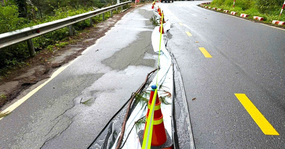 Vết nứt dài 50m lan rộng gần nửa mặt đường trên đèo Mimosa ở Đà Lạt