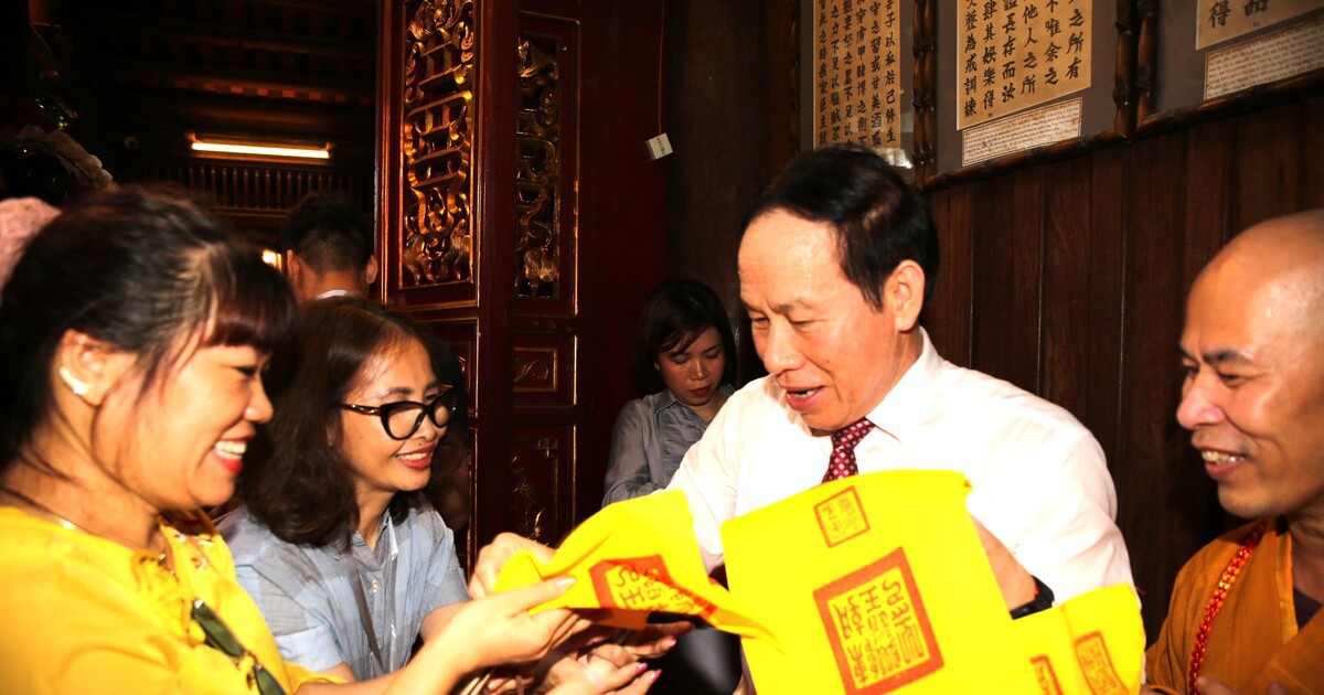 Vạn người xếp hàng chờ nhận ấn thiêng Đền Kiếp Bạc tại lễ hội mùa Thu 2026