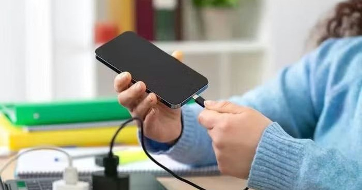 Lời khuyên cho những người thường xuyên sạc điện thoại đến 100%