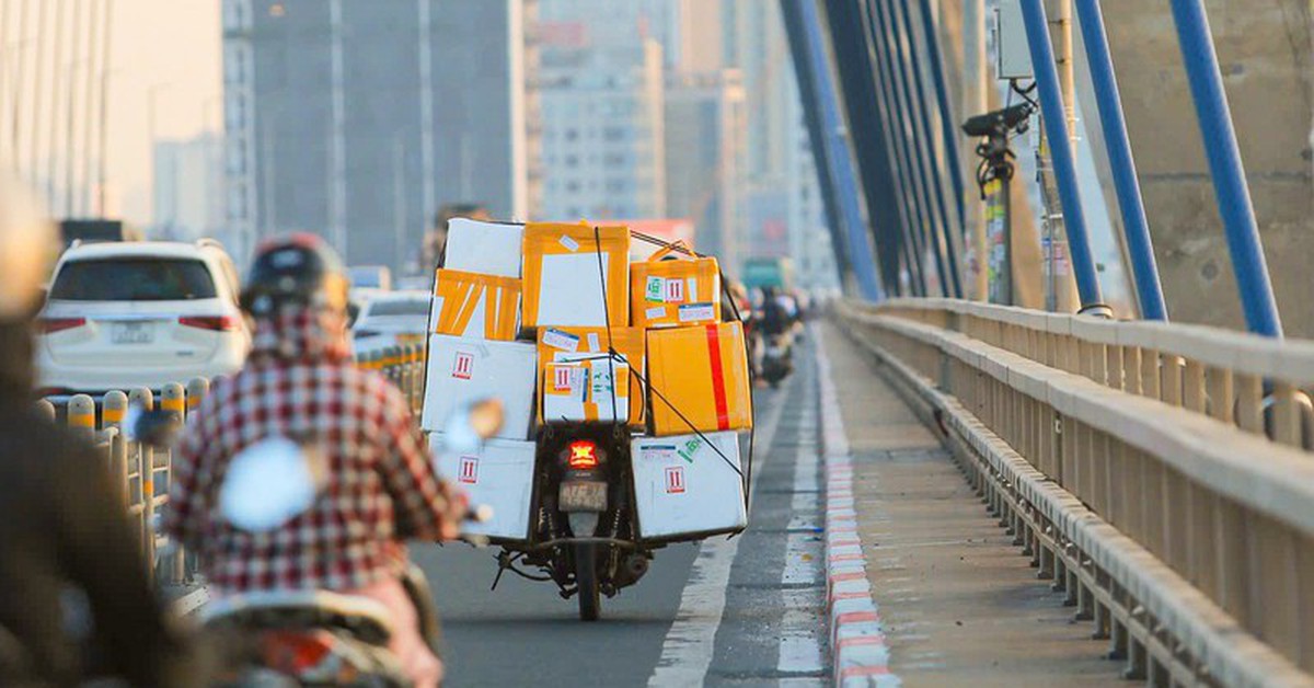 Hình ảnh cầu Nhật Tân sau khi tháo loạt biển báo khoảng cách vừa lắp