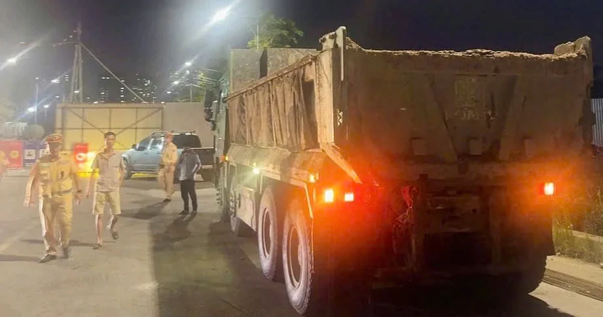 Hà Nội: Tài xế xe tải bị phạt 23 triệu đồng vì để bùn đất che lấp biển số