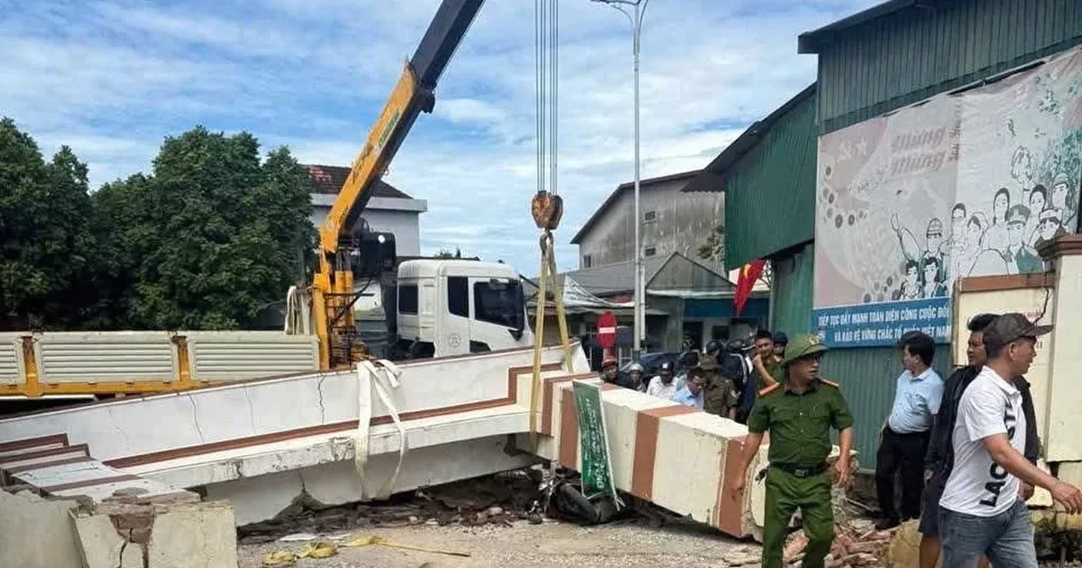 Xe cẩu va cổng làng, bé trai lớp 3 bị đứt lìa cánh tay