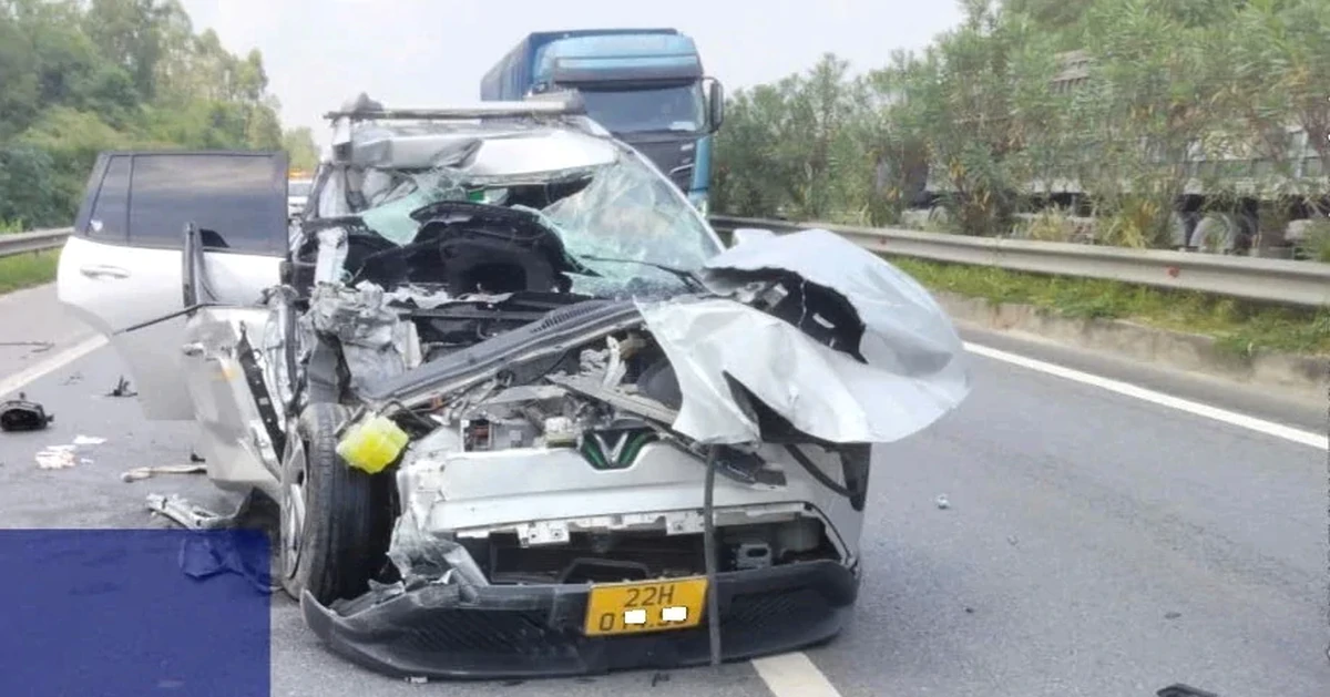 Xe con vỡ nát sau khi đâm đuôi xe đầu kéo trên cao tốc Nội Bài - Lào Cai