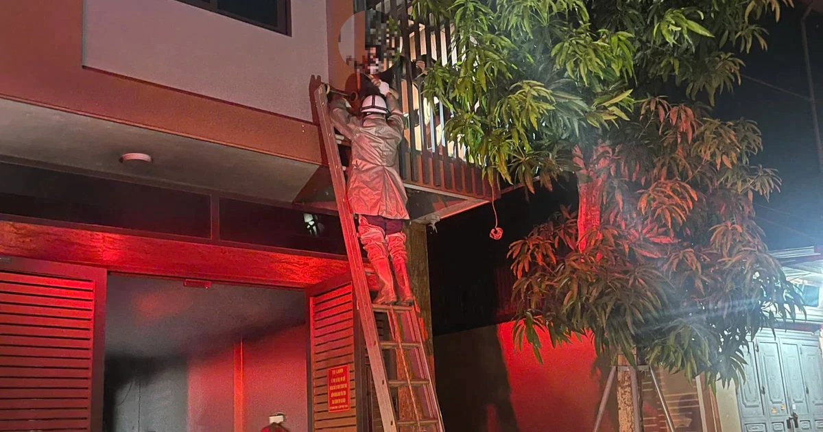 Hà Nội: Cảnh sát phá "chuồng cọp", giải cứu 2 người mắc kẹt trong ngôi nhà 6 tầng bị cháy