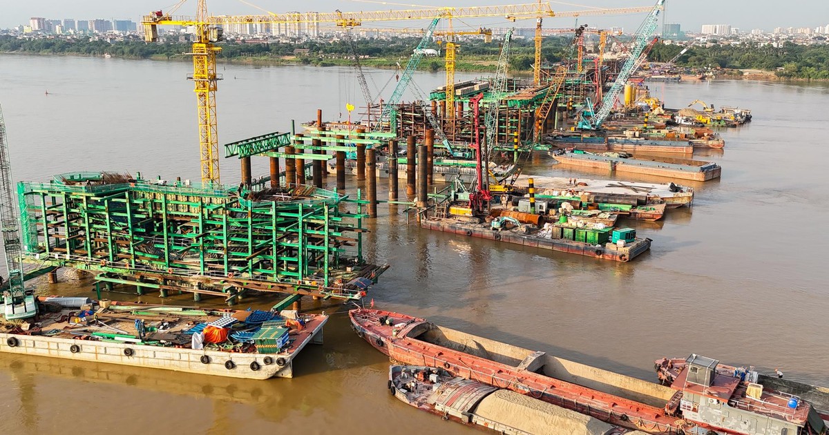 "Siêu" cầu vượt sông Hồng 16.200 tỷ đồng nối khu phố cổ với Long Biên do Sun Group triển khai đã hoàn thành toàn bộ cọc khoan nhồi, hơn 26.000 tấn thép đang được gia công