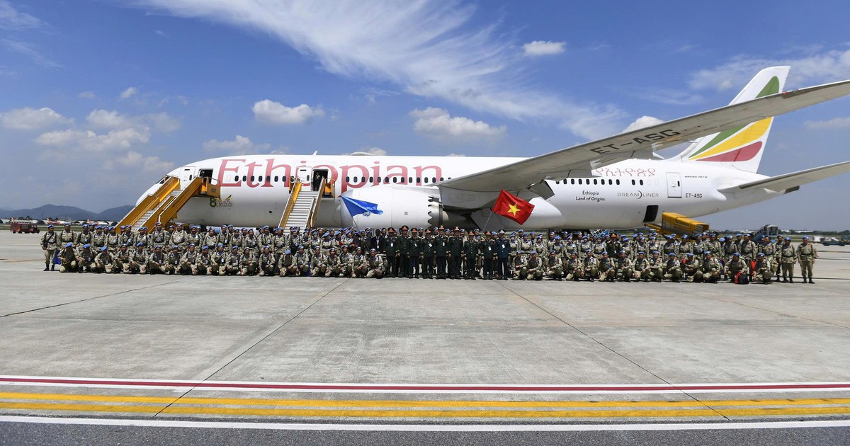 Chiếc Boeing 787 đặc biệt vừa hạ cánh xuống sân bay Nội Bài, đưa một lực lượng Việt Nam trở về sau khi thực hiện nhiệm vụ quốc tế quan trọng: Thượng tướng Nguyễn Trường Thắng ra đón