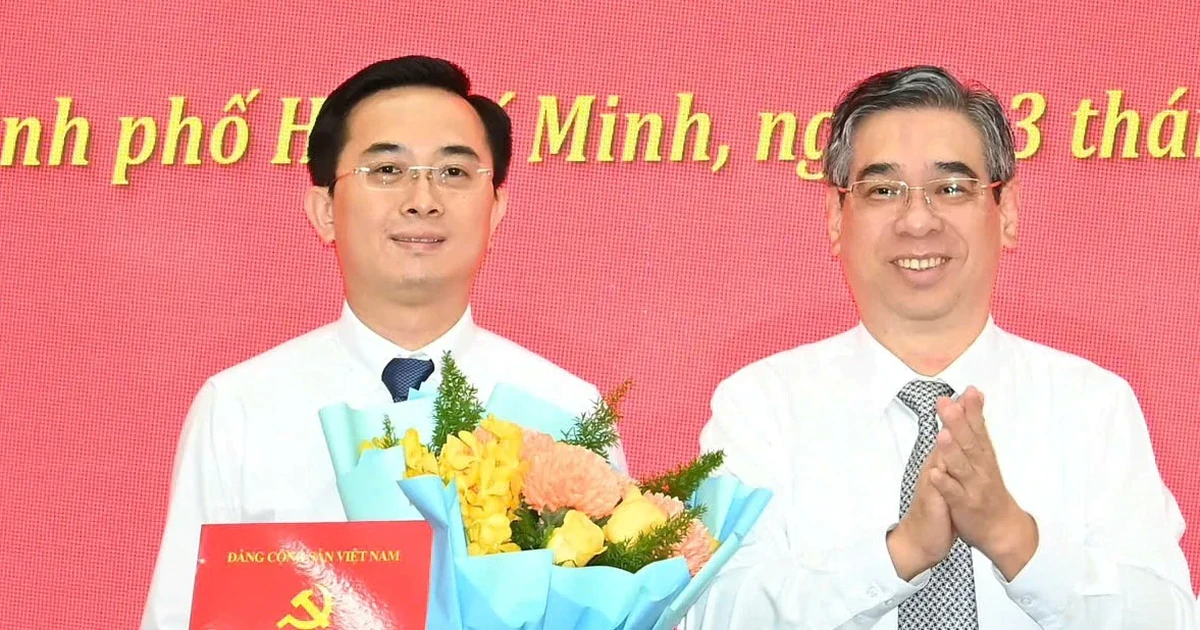 Thành ủy TPHCM trao quyết định của Ban Bí thư về công tác cán bộ