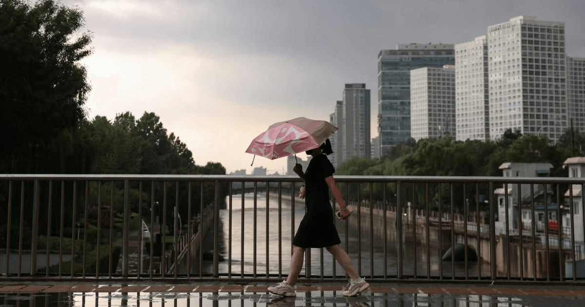 Buồn của người lao động tại nền kinh tế số 2 thế giới: 9 năm kinh nghiệm vẫn lo AI thay thế, nhân viên văn phòng tính chuyển lao động chân tay