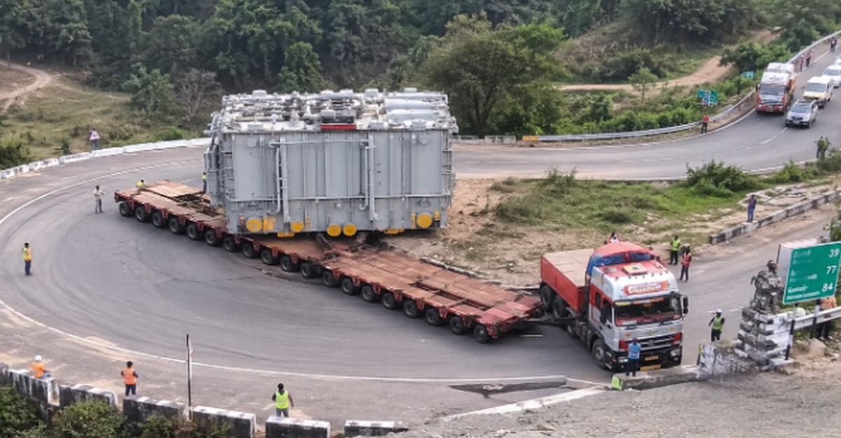 Phát hiện khối kim loại nặng 250 tấn được vận chuyển bằng đoàn xe hộ tống, đi quãng đường gần 2.000 km để thực hiện nhiệm vụ đặc biệt