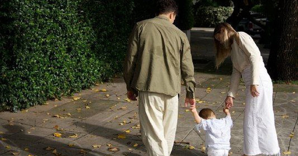 Dấu hiệu của một em bé tình cảm, gắn bó với gia đình