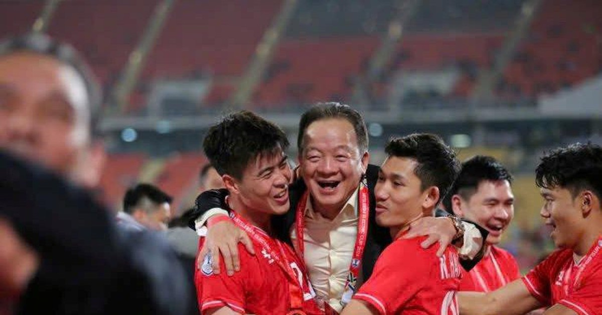 Việt Nam có hai cha con doanh nhân cùng mê bóng đá: Cha là sáng lập tập đoàn lớn, hiện là chủ tịch ngân hàng...con đứng đầu hãng hàng không