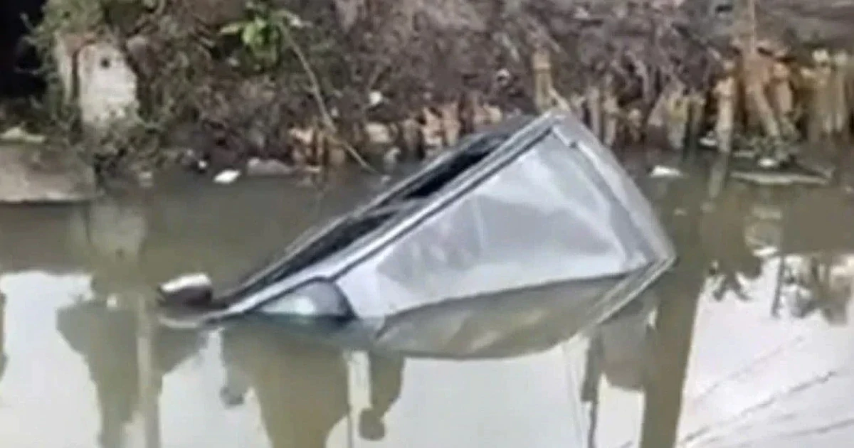 Ô tô lao xuống mương ở Hải Phòng, 2 người chết, 3 người bị thương