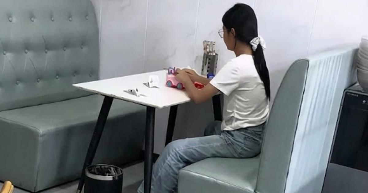 Mẹ đăng ảnh lên mạng khoe con gái nhưng nhìn thứ cô bé cầm trên tay, nhiều người lo lắng: Cẩn thận đi học bị cô lập